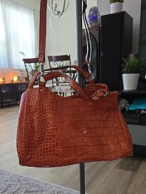Women’s Croc-Embossed Faux Leather Shoulder Bag in Brown